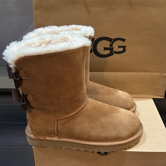 UGG BAILEY SUEDE BOW BOOTS IN CHESTNUT SZ 7, 8 NEW IN BOX - Picture 4 of 15